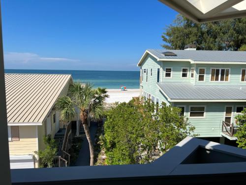 Glorious Daze in Holmes Beach, USA
