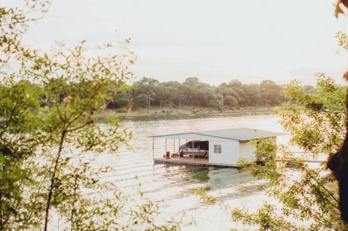 Uber Unique Lakefront Eco Cabin on a Magical Retreat Property in Spicewood, USA