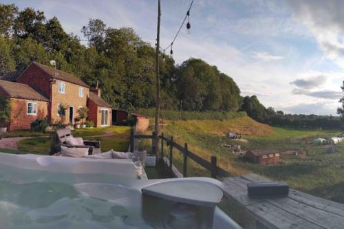 Rural Retreat w/ Hot Tub & River, Sleeps 12 Guests gîte à louer Boraston