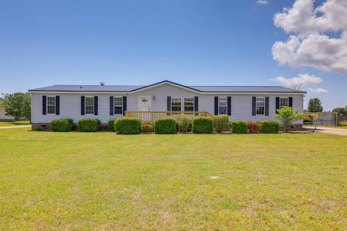 Family Home and Fire Pit and Deck, 11 Miles to Beach! in Stella, USA