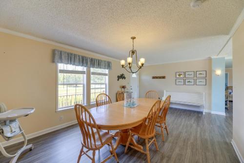 Family Home and Fire Pit and Deck, 11 Miles to Beach! in Stella, USA