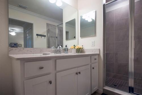 Inviting New 2-bedroom 2-bathroom corner condo i in Bradenton, USA