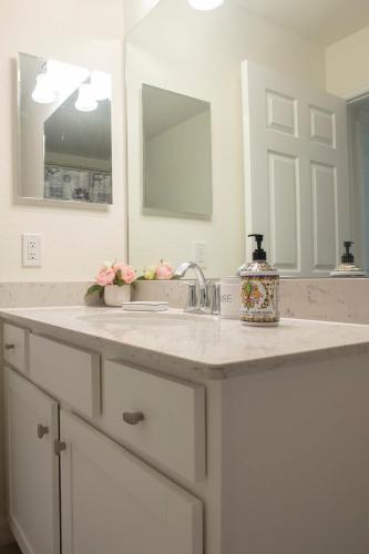 Inviting New 2-bedroom 2-bathroom corner condo i in Bradenton, USA