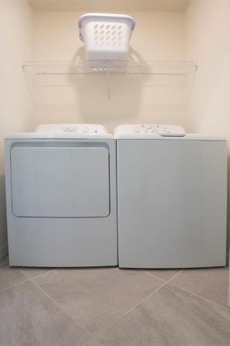 Inviting New 2-bedroom 2-bathroom corner condo i in Bradenton, USA