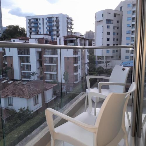 excelente apartamento amoblado con vista al cerro