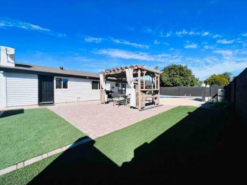Stylish home in the heart of Tempe w/ private pool photo 4