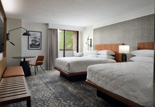 2 queen beds