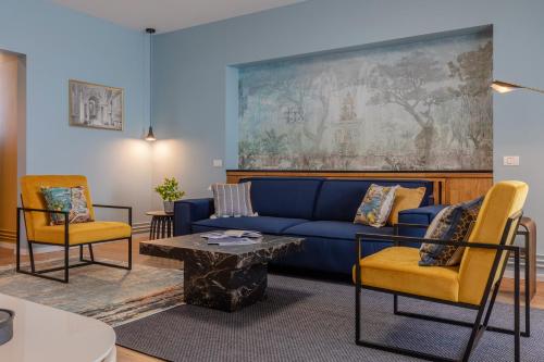HOLT - Dolce in Napoli - Tap to explore photos