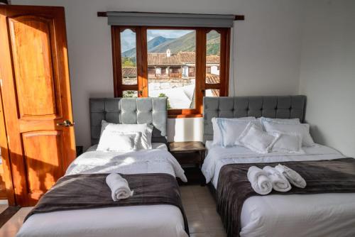 Triple Room with Balcony image 5