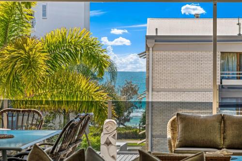 Alex Beach House, 100 steps to the sand, with ocean views