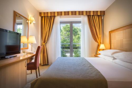 Aminess Grand Azur Hotel Stop at Grand Hotel Orebic to discover the wonders of Orebic. Featuring a complete list of amenities, guests will find their stay at the property a comfortable one. 24-hour front desk, luggage storage