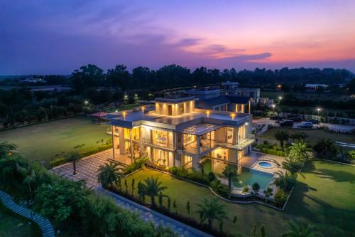 StayVista at Blanc Belle With outdoor pool, Sohna