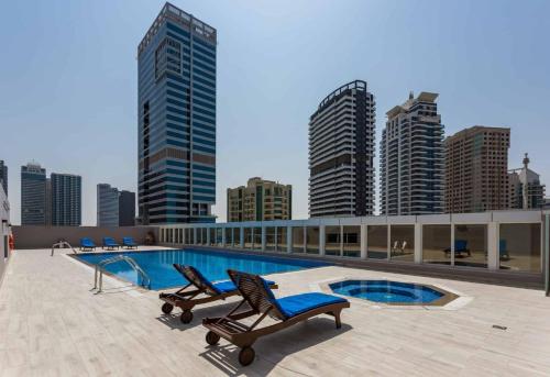 Luxury 2BR Apartment in Dubai Marina - image 8