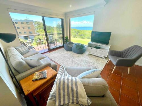 'Serenity Now' Shoal Bay Beach Front with All Linen, WiFi and Air Con