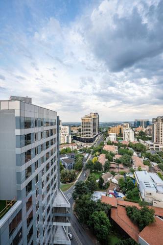 Spacious 2BR APT Near Sandton City -No Loadshedding