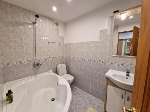 Vannas istaba, Sunny Family Apartment in Valdlauči