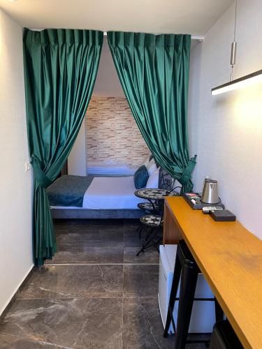 Lago Suites Hotel – Jerusalem, CA