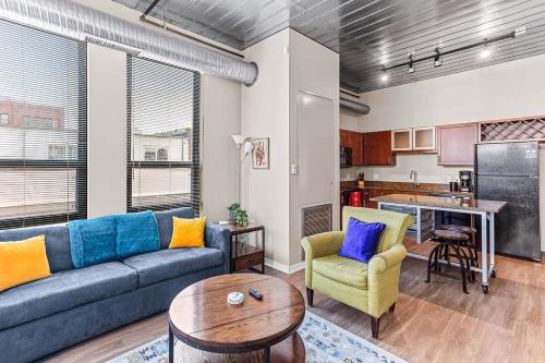 2 King Bed Spacious Apt Downtown Close to it All in Ann Arbor, USA