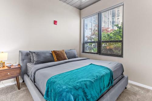 2 King Bed Spacious Apt Downtown Close to it All in Ann Arbor, USA
