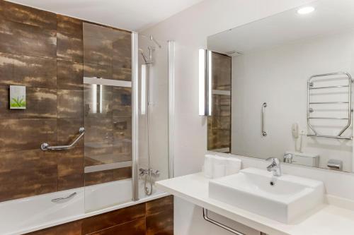 Three-Bedroom Apartment image 7