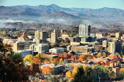 Spacious A-Frame! 15 min. From Downtown Asheville! in Swannanoa, USA