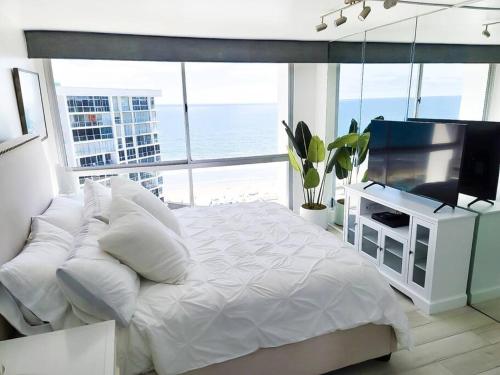 Luxury Beach-Front High-Rise Apartment in San Diego, USA