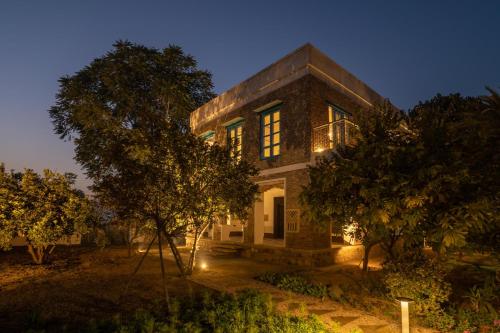 LohonoStays Library Sadhrana Bagh