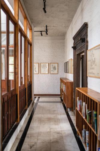 LohonoStays Library Sadhrana Bagh