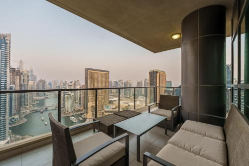 Maison Privee - Dreamy Apt with Jaw-Dropping Marina Views, Дубай