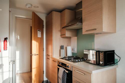 Mackie Residence - 3 Bed Apartment with parking