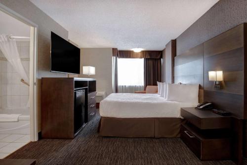 Queen Room - Disability Access/Non-Smoking room in Days Inn by Wyndham Calgary South