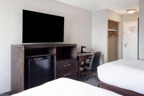 Days Inn by Wyndham Calgary South - image 5