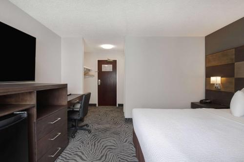 Premier Queen Room - Non-Smoking room in Days Inn by Wyndham Calgary South