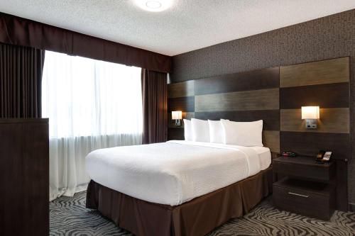 Queen Room - Non-Smoking room in Days Inn by Wyndham Calgary South