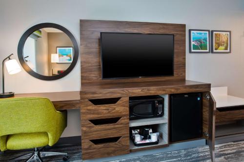 King Room with King Bed - Non-Smoking room in Hampton Inn & Suites Cape Coral/Fort Myers Area