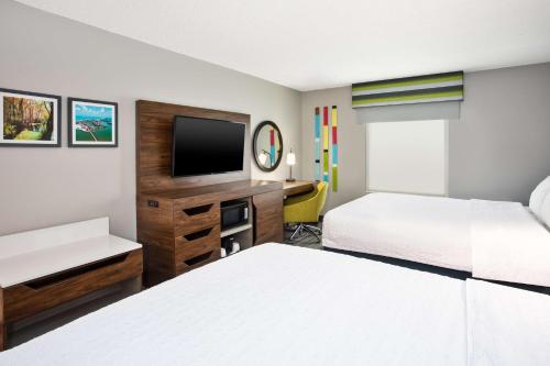 Room with Two Queen Beds - Non-Smoking image 2