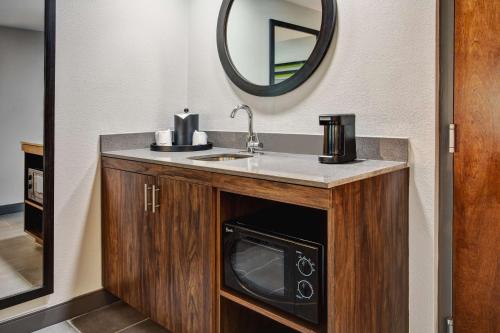 King Studio Suite - Non-Smoking image 3