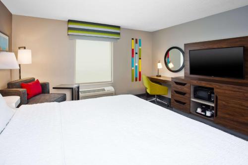 King Room with King Bed - Non-Smoking image 2