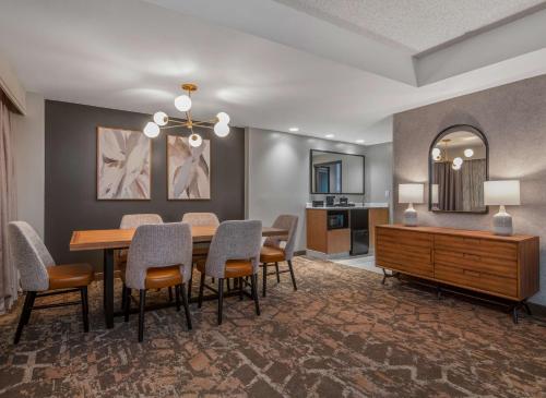 Embassy Suites by Hilton Albuquerque - image 8