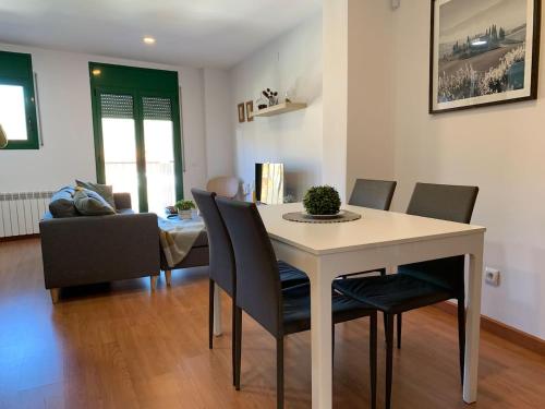 ApartaMonti Dúplex (ApartaMonti Duplex) in Szent Quirze de Besora