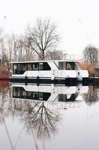 Deine schwimmende Auszeit auf dem Wasser - Festlieger Hausboot Tortuga