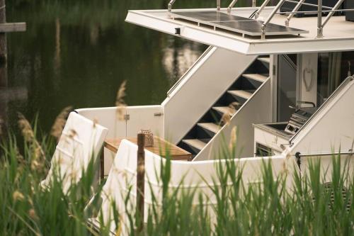 Deine schwimmende Auszeit auf dem Wasser - Festlieger Hausboot Tortuga