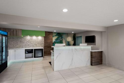 Ramada by Wyndham Ankeny - image 11