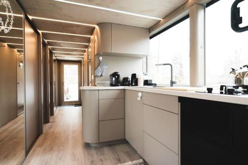 Deine schwimmende Auszeit auf dem Wasser - Festlieger Hausboot Tortuga in 德米茨