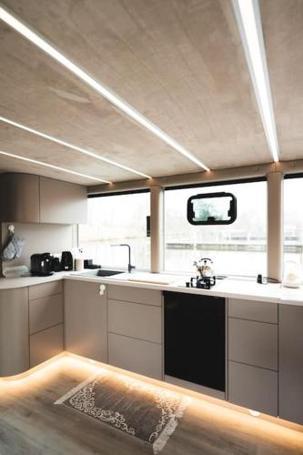 Deine schwimmende Auszeit auf dem Wasser - Festlieger Hausboot Tortuga in 德米茨