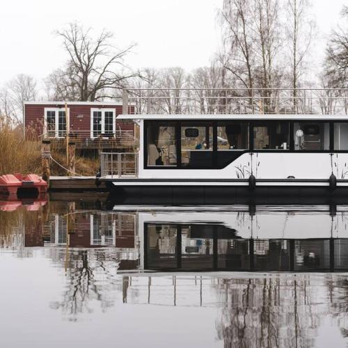 Deine schwimmende Auszeit auf dem Wasser - Festlieger Hausboot Tortuga