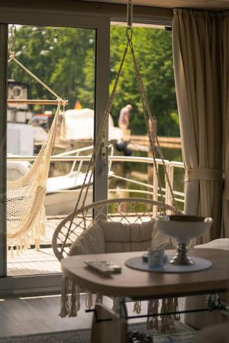 Deine schwimmende Auszeit auf dem Wasser - Festlieger Hausboot Tortuga in 德米茨