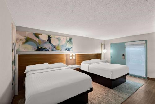 2 queen beds