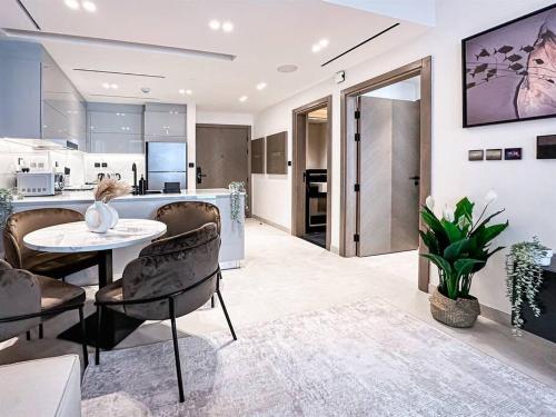 Trophy Amazing Burj Khalifa Views from This Stylish Condo, Dubái (foto 10)