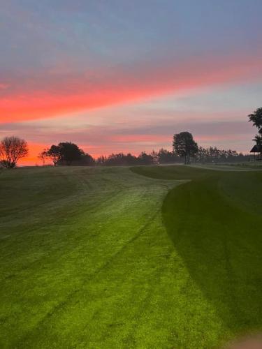 Golf igrišče [na kraju samem], Vidunderlig fritidshus ved Skov og Golfbane in Skovbakken